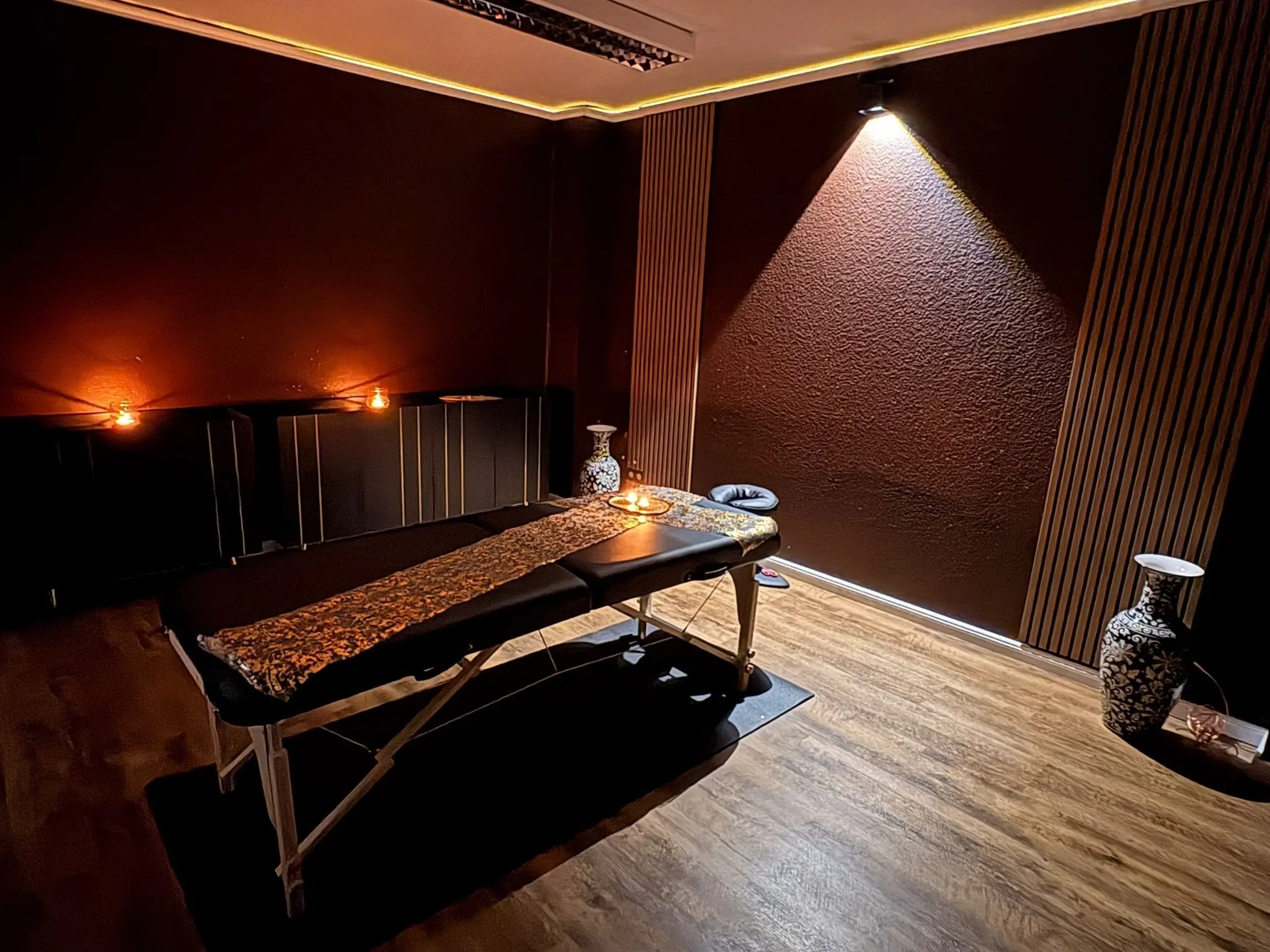 Massageraum mit warmer Beleuchtung